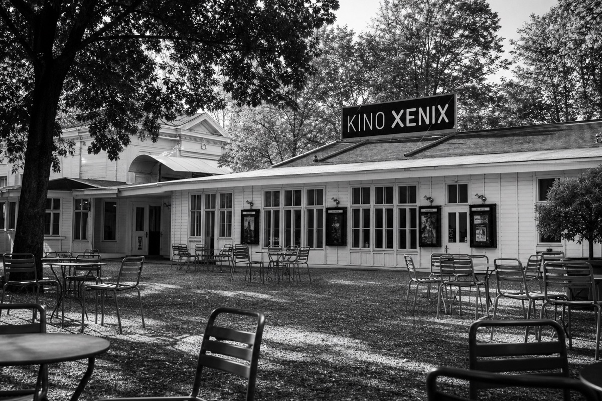 Schwarz-Weiss-Aufnahme des Veranstaltungsorts Kino Xenix